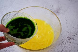 加入菠菜汁，搅拌均匀