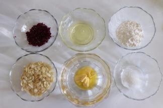 准备好食材，蛋白约一个小号蛋的一个蛋白量，蔓越莓切成碎粒，黄油隔热水融化成液态，并保温放置待用。