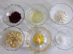 准备好食材，蛋白约一个小号蛋的一个蛋白量，蔓越莓切成碎粒，黄油隔热水融化成液态，并保温放置待用。