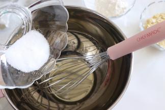 蛋白中加入全部细砂糖。