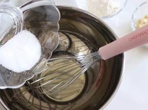 蛋白中加入全部细砂糖。