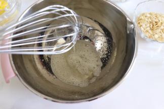 用手动打蛋器，搅打均匀，糖融化，不要打发蛋白。