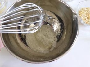 用手动打蛋器，搅打均匀，糖融化，不要打发蛋白。