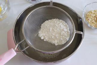 筛入低筋面粉。