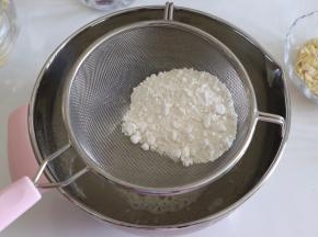 筛入低筋面粉。