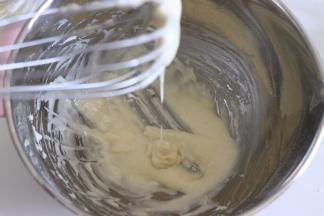 用打蛋器混合匀面粉，无干粉状态。