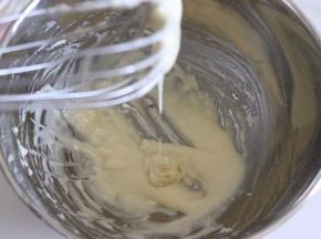 用打蛋器混合匀面粉，无干粉状态。