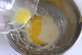 倒入融化的黄油。