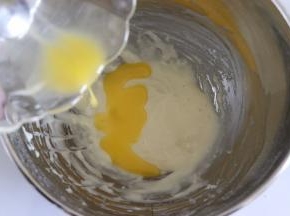 倒入融化的黄油。