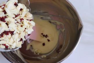 倒入蔓越莓和杏仁片。