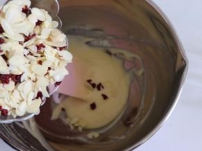 倒入蔓越莓和杏仁片。