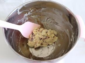 改用刮刀来拌匀即可，不要再用打蛋器了，容易导致杏仁片破碎。搅匀后，放置到冷藏，至少3小时或者12小时左右都可以，可以让杏仁片更好的吸收黄油的香味