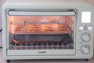 记得提前预热烤箱170度，烘烤10分钟左右即可，因为比较薄，需要看着上色情况。