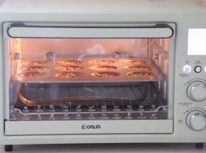 记得提前预热烤箱170度，烘烤10分钟左右即可，因为比较薄，需要看着上色情况。