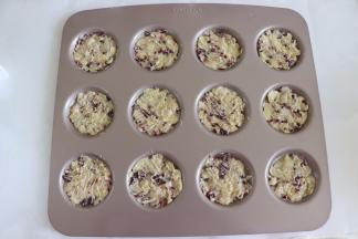 取出后，稍微回温一下，就可以用叉子取适量的面糊放置到烤盘上了，用叉子压扁，尽可能的让杏仁片平铺。