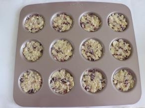 取出后，稍微回温一下，就可以用叉子取适量的面糊放置到烤盘上了，用叉子压扁，尽可能的让杏仁片平铺。