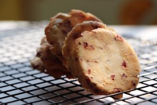 倒扣到晾网上即可。凉了之后，会比较脆、硬。