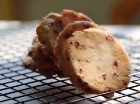 倒扣到晾网上即可。凉了之后，会比较脆、硬。