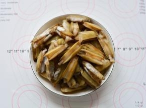 将蛏子提前浸泡在水中吐沙洗净备用