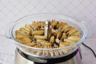 主机里面放上清水，上层的蒸锅放在主机上面