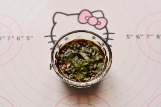 香菜和香葱切碎，加入海鲜酱油，蛏子出锅后，沾调好的料吃就可以啦