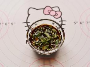 香菜和香葱切碎，加入海鲜酱油，蛏子出锅后，沾调好的料吃就可以啦