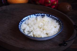 将银耳撕成小朵，去掉银耳黄色的根儿。