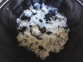 将银耳放入电压力锅的内胆里。