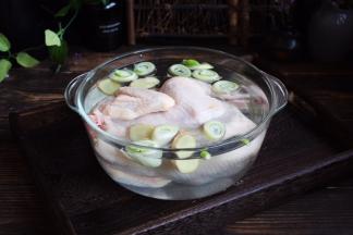 然后给三黄鸡去腥，去腥时用凉水浸泡，浸泡时放入2勺的米酒，放适量的姜片和葱段，浸泡至少半个小时。