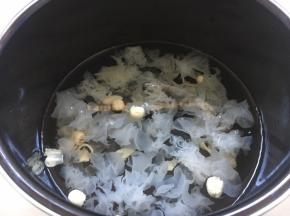 放入适量的水，水的量随个人喜欢银耳粥的浓度而定。