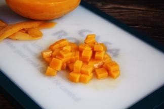 芒果切成小丁。