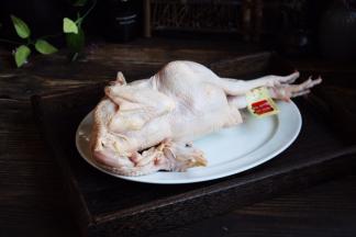 做烤鸡最好选用三黄鸡，重量在800g~1000g之间为好。