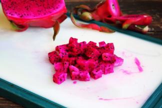 火龙果果肉切成小丁。