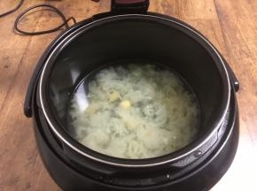 银耳粥煲好了，软嫩润滑，入口即化。