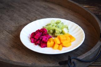 将准备好的三色水果放入银耳粥的碗里，水果的量随意。