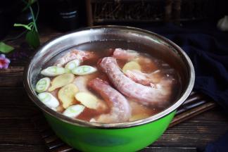 鸡脖去腥。 将鸡脖放在盆里，放入大量的清水，放入鸡脖，放入2勺的料酒，适量的姜片和葱段，浸泡30分钟。