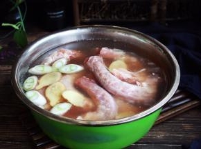 鸡脖去腥。 将鸡脖放在盆里，放入大量的清水，放入鸡脖，放入2勺的料酒，适量的姜片和葱段，浸泡30分钟。