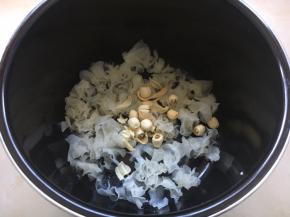 放入莲子、百合、冰糖。