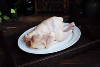 首先将三黄鸡的内脏清理干净，剁去鸡爪子和鸡脖子。