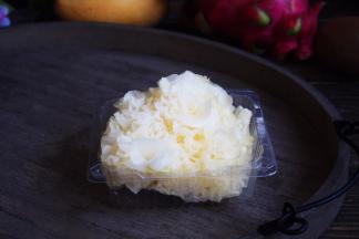 新鲜的银耳从冰箱冷冻室里提前拿出来解冻。