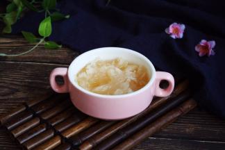 将银耳粥盛入汤碗中。