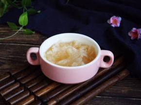 将银耳粥盛入汤碗中。