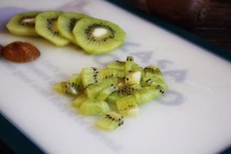 猕猴桃切成小丁。