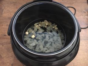放入电压力锅里，接上电源，盖上锅盖儿。