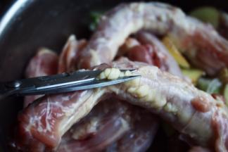 浸泡30分钟后，剪去鸡脖上多余的脂肪组织，然后清洗干净。