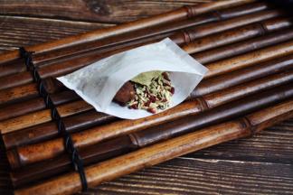 辅助食材：香叶2片、小茴香1勺、红曲粉1勺、草果1个、八角1个。