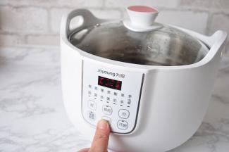 将炖盅放入炖锅中，选择功能键.我选的是桃胶键，这个程序是炖煮1个小时。然后您就不用管了。