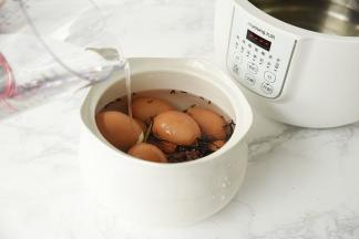 将敲好的茶蛋先摆在炖盅中，然后再根据情况加水。