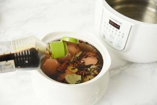 再放入茶叶、八角、香叶、花椒、桂皮、冰糖、酱油、盐。茶叶我用的是红茶，您也可以选择自已喜欢的茶叶。盐具体放多少，您可尝一尝汤汁的味道然后自定，我放了十克左右。