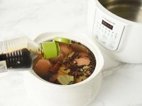 再放入茶叶、八角、香叶、花椒、桂皮、冰糖、酱油、盐。茶叶我用的是红茶，您也可以选择自已喜欢的茶叶。盐具体放多少，您可尝一尝汤汁的味道然后自定，我放了十克左右。